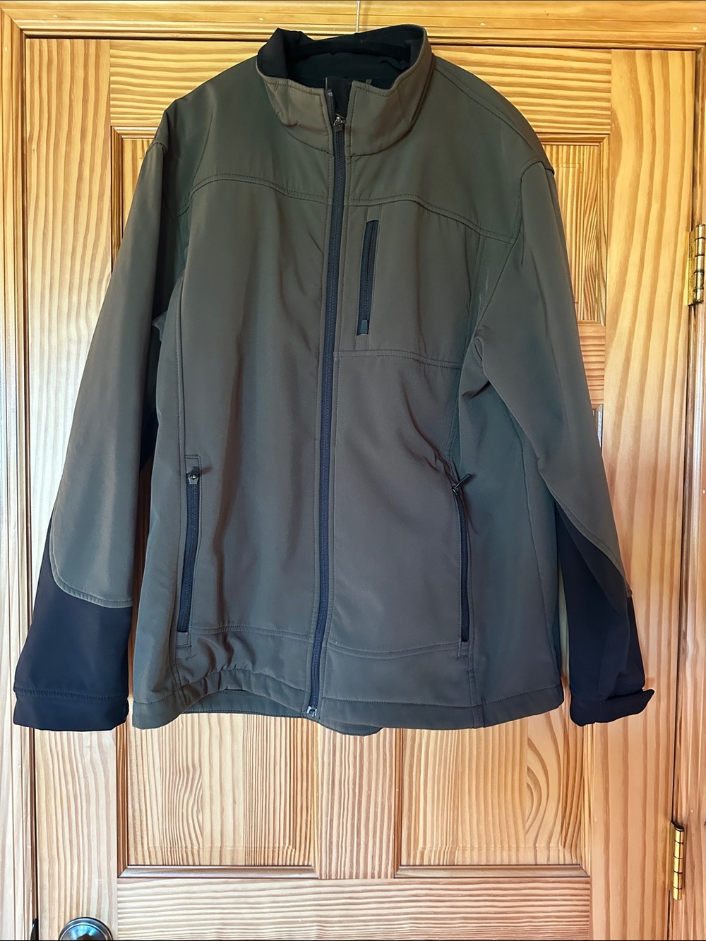 Men's Olive Green Softshell Jacket with Black Accents size XL